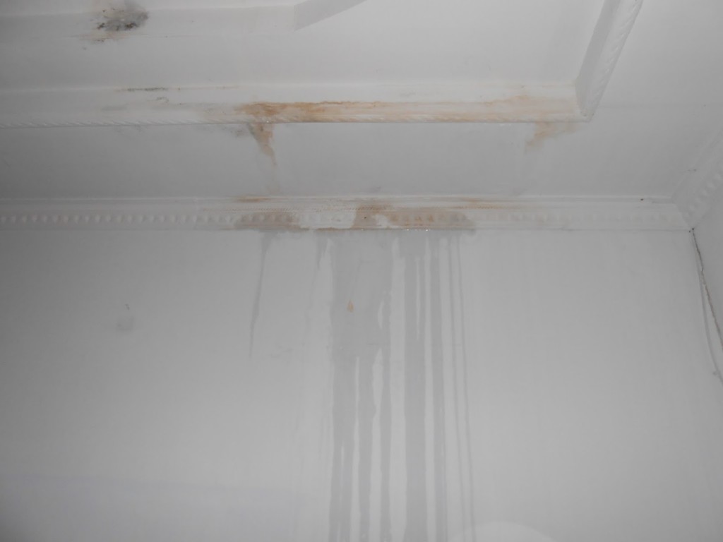 Tembok Rembes Akibat Hujan (Sumber Gambar : www.cattembok.com)