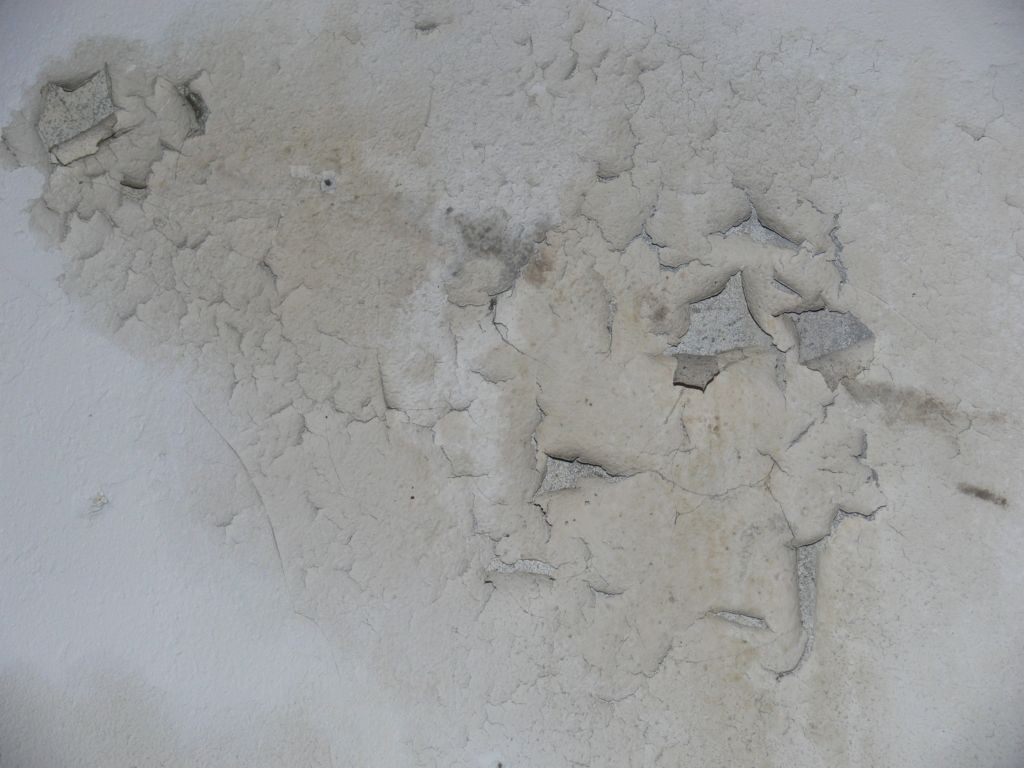 Cat Tembok Mengelupas (Sumber Gambar : www.catrumahrenovasi.com)