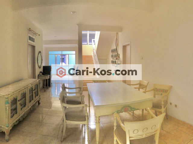 Serenata's Home (Kos dekat UPH, Supermall dan FREE BREAKFAST!)