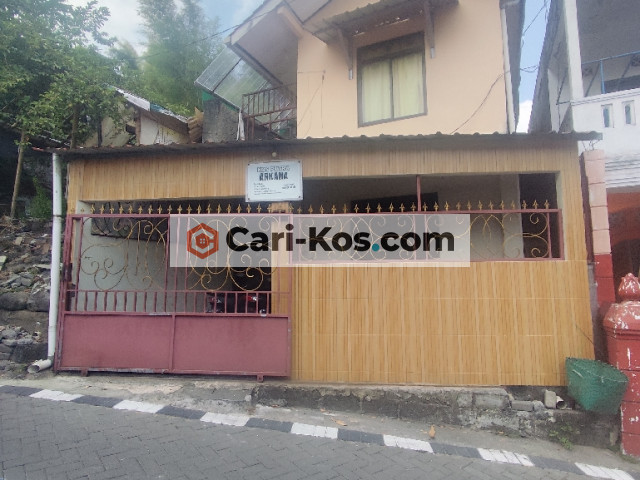 UGM Kost Putra Arkana kamar mandi dalam