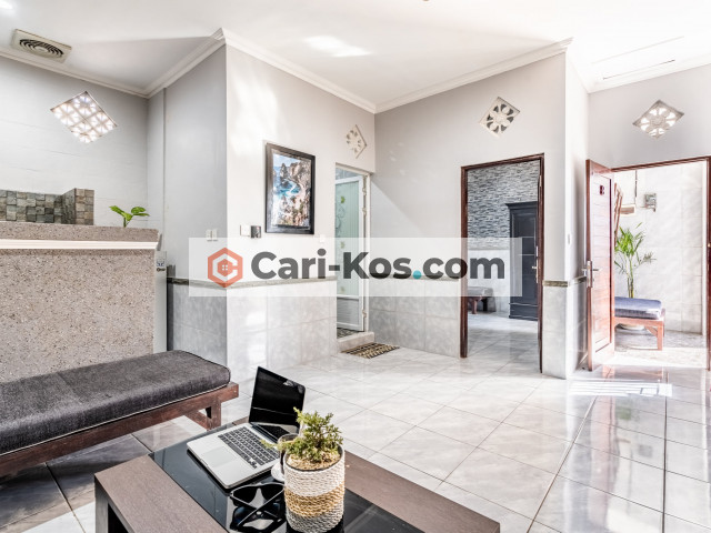 kos tipe apartmen Ruang tamu, dapur privat lengkap, 1 kamar tidur, 1 kamar mandi Smart Tv Wifi dll