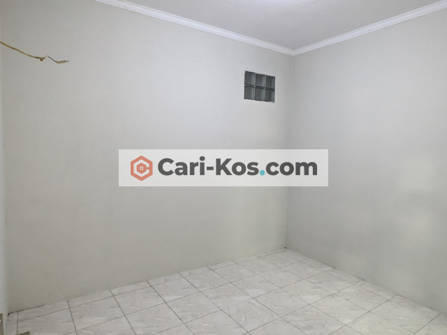 Kos Bu Yam 1 ruang tamu luas, 3 kamar, 2 toilet