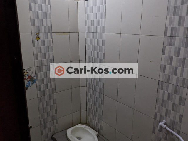 Kos Bu Yam 1 ruang tamu luas, 3 kamar, 2 toilet