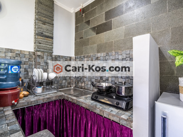 kos tipe apartmen Ruang tamu, dapur privat lengkap, 1 kamar tidur, 1 kamar mandi Smart Tv Wifi dll