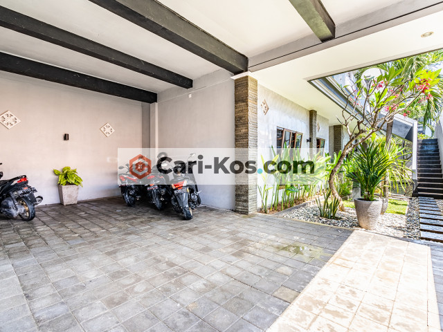 kos tipe apartmen Ruang tamu, dapur privat lengkap, 1 kamar tidur, 1 kamar mandi Smart Tv Wifi dll